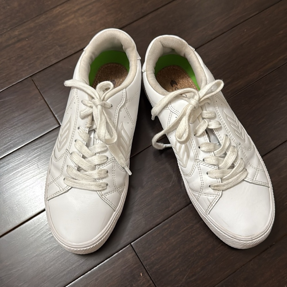 Cariuma White Sneakers with Green Insole